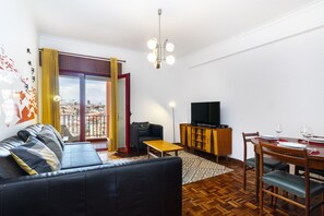 Apartemen, 2 kamar tidur, Bebas Asap Rokok | Ruang keluarga | TV layar datar