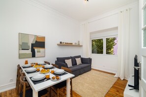 Actor Isidoro 1D | Living area | Flat-screen TV - Hideaway Family Apartment (Lisbon)