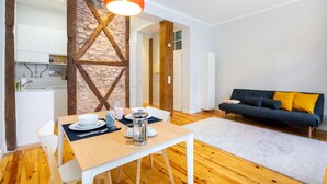 Un espacio habitable moderno con comedor, cocina y sofá.