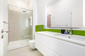 Apartamento, 1 habitación, no fumadores | Baño | Ducha y toallas