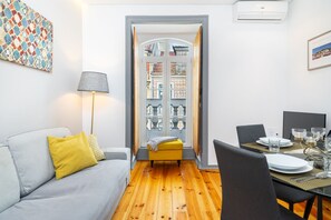 Apartment, 2 Bedrooms, Non Smoking | Living room | Flat-screen TV