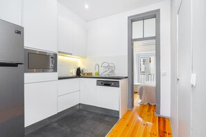 Apartment, 2 Bedrooms, Non Smoking | Private kitchen | Full-sized fridge, microwave, oven, stovetop