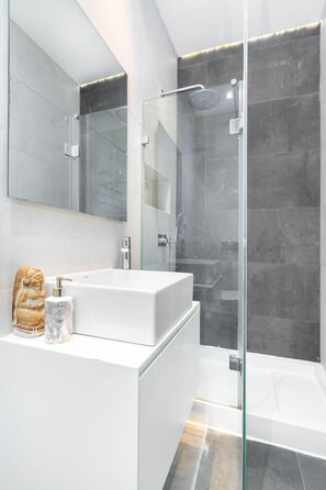 Apartment, 2 Schlafzimmer, Nichtraucher | Badezimmer | Dusche, Handtücher, Seife, Shampoo