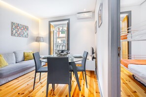 Appartement, 2 chambres, non-fumeur | Aire de séjour | Téléviseur à écran plat