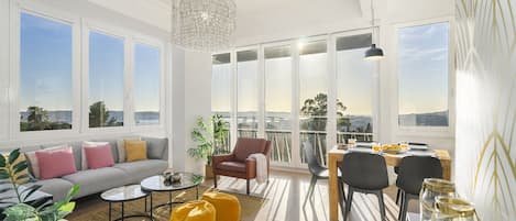 Departamento, 2 habitaciones, para no fumadores | Área de sala de estar | Televisión de pantalla plana