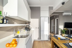 Appartement, 2 chambres, non-fumeur | Cuisinette privée | Réfrigérateur grande capacité avec congélateur, un four