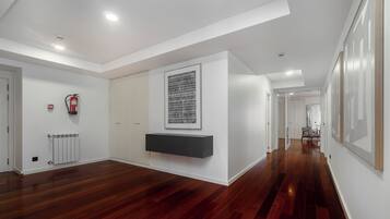 Apartment, 3 Schlafzimmer, Nichtraucher | Wohnbereich | Flachbildfernseher