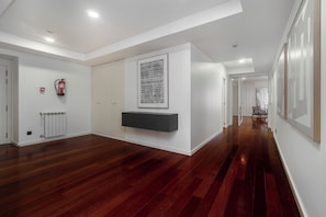 Apartment, 3 Schlafzimmer, Nichtraucher | Wohnbereich | Flachbildfernseher