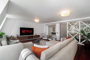 Appartement, 3 chambres, non-fumeurs | Coin séjour | Télévision à écran plat