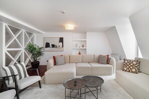 아파트, 침실 3개, 금연 | 거실 공간 | 평면 TV