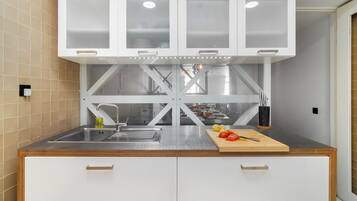 Apartment, 3 Bedrooms, Non Smoking | Private kitchen | Full-size fridge, microwave, oven, stovetop