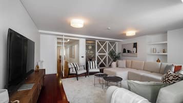 Apartment, 3 Schlafzimmer, Nichtraucher | Wohnbereich | Flachbildfernseher