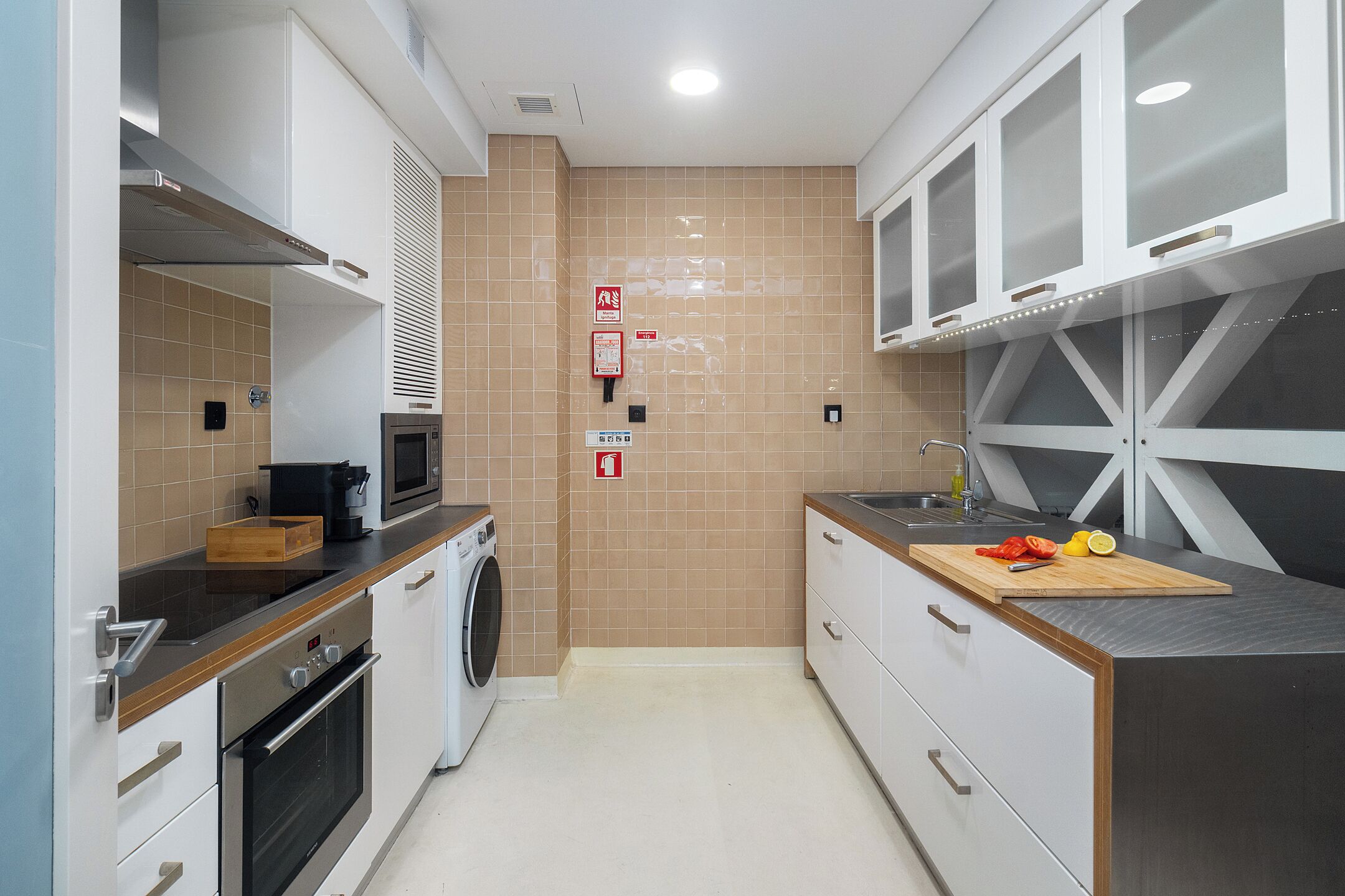 Refrigerador con freezer, microondas, horno, placa de cocina