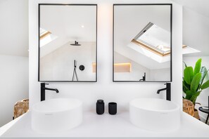 Apartamento, 4 quartos, para não fumantes | Banheiro | Chuveiro, toalhas de banho, sabonete, shampoo
