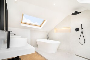 Appartement, 4 slaapkamers, niet-roken | Badkamer | Een douche, handdoeken, zeep, shampoo