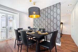 Appartement, 3 chambres, non-fumeur | Restauration dans la chambre