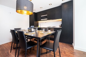 Appartement, 3 chambres, non-fumeur | Cuisine privée | Réfrigérateur grande capacité avec congélateur, surface de cuisson