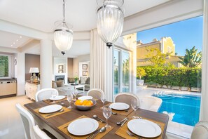 Villa, 3 Schlafzimmer, Nichtraucher | Essbereich im Zimmer
