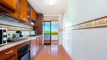 Apartamento, 1 habitación, no fumadores | Cocina privada | Frigorífico grande, microondas, horno y placa de cocina