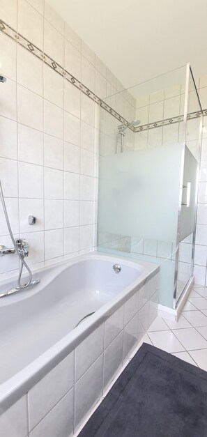 Combined shower/bathtub, hair dryer, towels, soap - Modern vacation apartment with private garden and fantastic view (Wilhelmsthal)