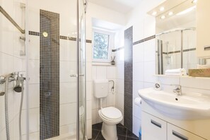 Apartment, 2 Bedrooms | Bathroom | Hair dryer, towels, soap, toilet paper