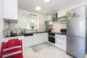 Apartment, 2 Schlafzimmer | Eigene Küche | Großer Kühlschrank, Mikrowelle, Ofen, Herdplatte
