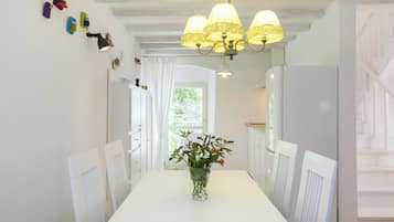 House | In-room dining