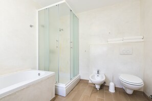 House | Bilik Mandi | Pengering rambut, tuala disediakan 