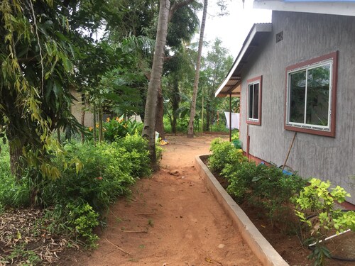 Five bedrooms house with three bathrooms