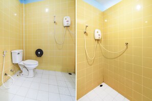 Standard-Doppelzimmer | Badezimmer | Dusche, Handtücher, Seife, Shampoo