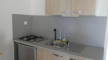 Réfrigérateur, micro-ondes, plaque de cuisson, cafetiÚre/bouilloire