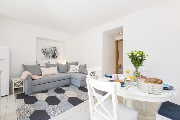 Appartement, 2 chambres | Aire de séjour | Téléviseur à écran plat