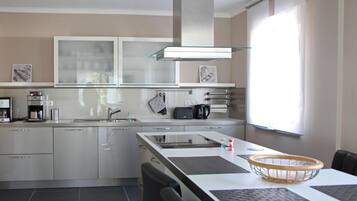 Kühlschrank, Mikrowelle, Ofen, Geschirrspüler