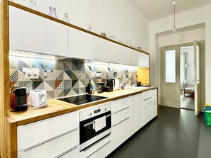 Fridge, oven, stovetop, dishwasher