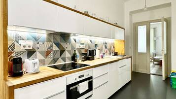 Réfrigérateur, un four, surface de cuisson, lave-vaisselle