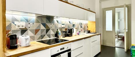 Fridge, oven, stovetop, dishwasher