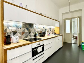 冷蔵庫、オーブン、コンロ、食器洗い機