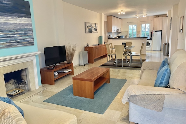 Spacious lounge with double sofabed