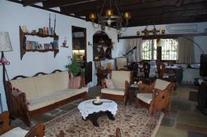 Villa, 4 soverom, hageutsikt | Oppholdsområde | Flatskjerm-TV, Netflix og strømmetjenester