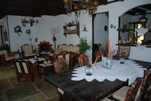 Villa, 4 Bedrooms, Garden View | In-room dining