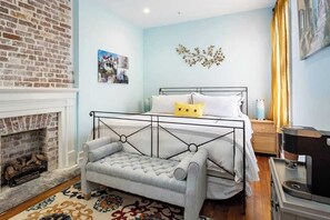 1 bedroom, iron/ironing board, travel cot, WiFi - Luxury Private Suite with HEATED SALTWATER POOL (Charleston)