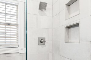 Doccia, asciugacapelli, asciugamani