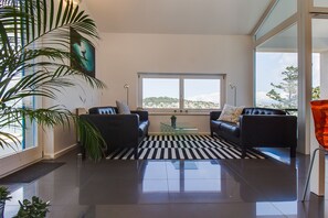 아파트, 침실 2개 | 거실 공간 | 평면 TV