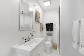 Ein modernes Badezimmer mit Waschbecken, Toilette und Dusche.