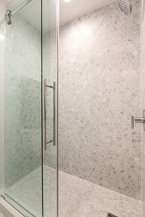 Shower, hair dryer, towels, soap - Beautifully Restored  Downtown Apartment (Charleston)