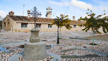 Vista frontal de la propiedad