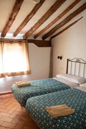 Habitación tradicional - 1 cama matrimonial o 2 individuales, 2 camas individuales | Decoración personalizada, muebles diferentes y insonorización