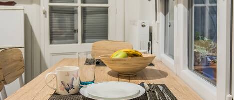 Breakfast (EUR 8 per person)