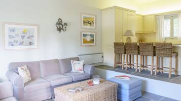 Villa, 3 Bedrooms | Living room | Flat-screen TV, fireplace