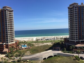 Un hotel moderno con vistas a la playa y al océano.